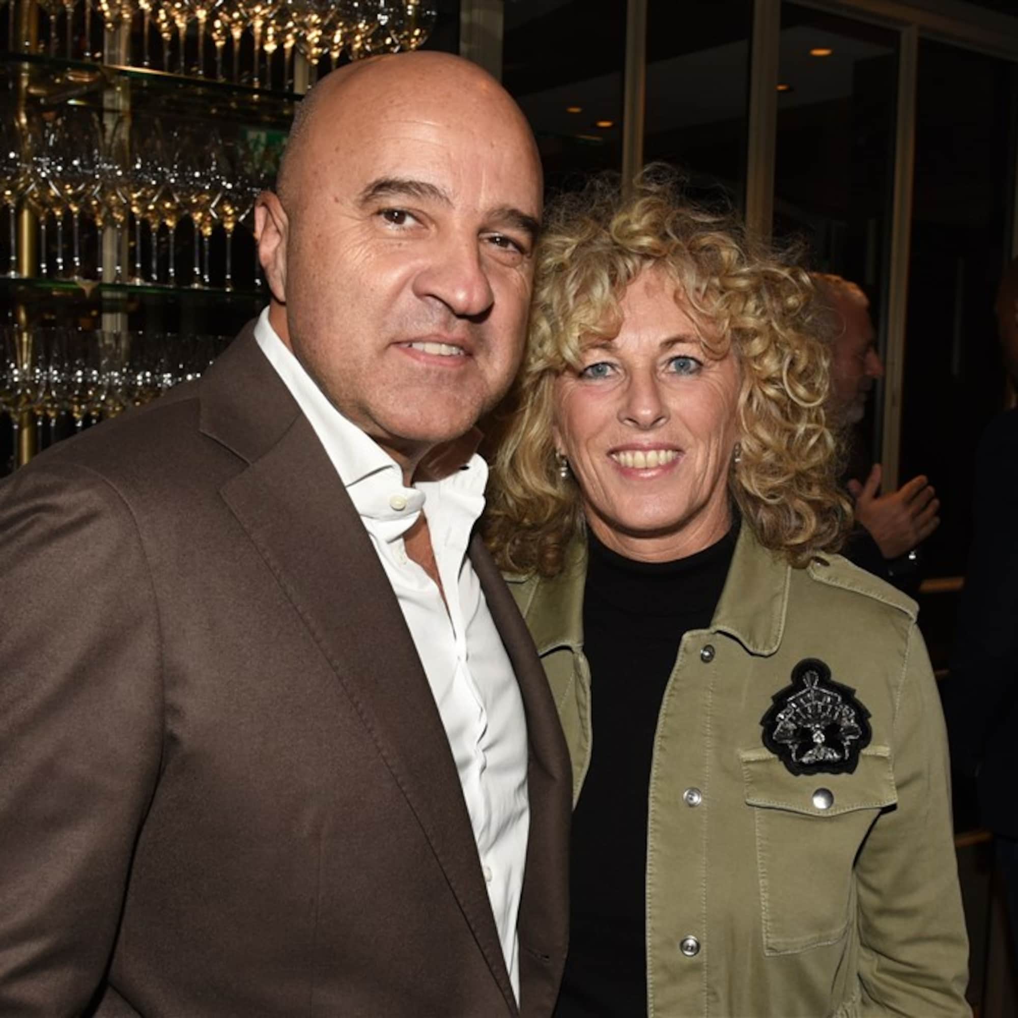 met wie is john van den heuvel getrouwd